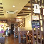 Izumi - 【旧内装】入り口から見た店内。その日のおすすめが書いてあります。