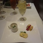 アマルフィイ・モデルナ - リモーニュ、一口オードブル（キノコのスープ、安納芋、フリッター）