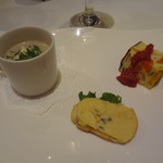 アマルフィイ・モデルナ - 一口オードブル（キノコのスープ、安納芋、フリッター）