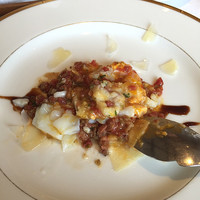 KINOE - 【前菜】レアに焼いた黒毛和牛のタルタルステーキ 目玉焼きをソースにして、汚い絵面でゴメンなさい…
