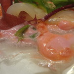 アマルフィイ・モデルナ - かんぱち の カルパッチョには、ざくろジュレと、ピンクのピューレ