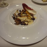 アマルフィイ・モデルナ - スズキ のソテー、４種のキノコのソテー、白ごまのクリームソース