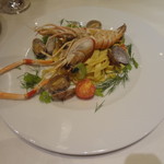 手長海老と浅利の生パスタ　”タリアテッレ” 香草のリース仕立て