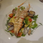 アマルフィイ・モデルナ - 手長海老と浅利の生パスタ　”タリアテッレ” 香草のリース仕立て