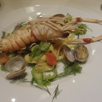 アマルフィイ・モデルナ - 手長海老と浅利の生パスタ　”タリアテッレ” 香草のリース仕立て