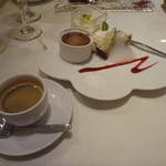 アマルフィイ・モデルナ - エスプレッソ、デザート盛り合わせ