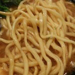 横横家 - 麺は中太でコシがあります。製麺所不明。