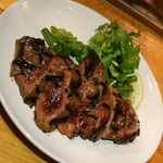 富士屋本店 - 和牛レバーの軽い炙り（８５０円）２０１６年１２月