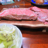 鎌倉山 本店 - 自前の玉ねぎキウイサラダとパン、ワインで乾杯です。