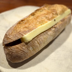 ブランジュリ ノアン - 「あんバター」（200円+税）。