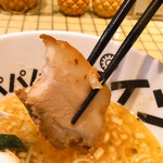 パイナップルラーメン屋さん　パパパパパイン - チャーシューは厚切り