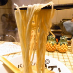 パイナップルラーメン屋さん　パパパパパイン - 麺は細麺