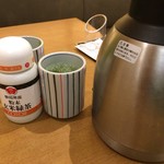 和ダイニング四六時中 - ポットにはお湯。玄米緑茶の粉末を自分で入れてお茶にします。美味しい！