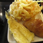 奥に野菜かき揚げ、手前左がホッケ天、隣はいなり