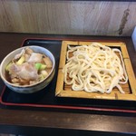 肉汁うどんの並。
          税込680円。
          美味し。