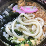 きぬうどん - かやくは、ワカメと揚げ玉とカマボコ