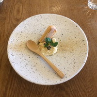 YPSILON Aoyama - 食後に追加注文したデザート 豆腐のティラミス
                直径20cmくらいで真ん中か窪んだお皿の中心にこじんまりと盛り付けられたティラミス。トッピングされた黒い粒はパフチョコの様なもの。ふんわりして繊細なお味。