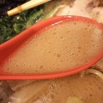 ゴル麺。 - 豚骨の甘みを感じる熱々スープ