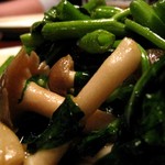 青龍門 - 空心菜とシメジの炒め