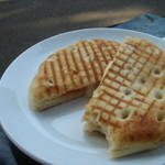 カフェ・ミケランジェロ - フォカッチャ・プロジュット（生ハム、モッツァレラチーズ・トマト入り）