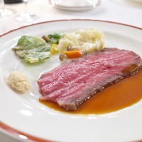 ダイニングルーム - 
                帝国ホテル伝統のローストビーフ　ポテトのグラタンと共に