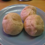 「豚まん」です　赤い雨避けの色が写っています