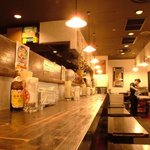 萬力屋 - カウンターからは、ラーメンを目の前でつくるライブ感を楽しめます。