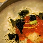 つきじ 文化人 - いくらそば（冷やし）は大根おろし入り。海苔、山葵、汁をかけて