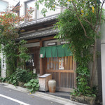 江戸富士 - 坂の途中にあります。