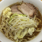 ラーメン二郎 - ラーメン 700円　麺半分・ヤサイもニンニクもちょっとで
