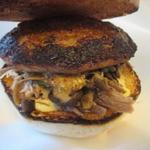 パリスバーガー - シャラン産鴨モモ肉のコンフィバーガー