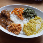 アハサ食堂 - 今週のスリランカプレート。甘辛ジャフナチキンカリー、レンズ豆のカリー、にんじんカリー、ハーブ(ムクヌウェンナ)とココナッツの炒め物、ココナッツと唐辛子のふりかけ、ジャスミンライス