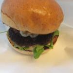 パリスバーガー - 山羊乳のシェーブルチーズバーガー