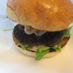 パリスバーガー - 山羊乳のシェーブルチーズバーガー