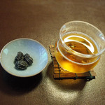 茶寮 宝泉 - 丹波産黒豆を使ったしぼり豆と冷たいほうじ茶