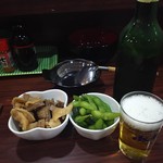 「ひねぽん」、お通しの「枝豆」、「ハートランド中瓶」です