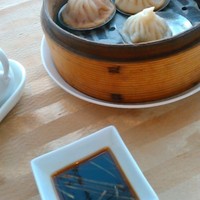 全聚徳 新宿店 - [料理] 小籠包 ３種 ＆ 専用ダレ 全景♪ｗ