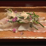 天神橋 青木 - ふぐの焼霜造り（皮と薬味と一緒に）