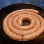 ロイの酒場 - （2016/10月-2回目）ブラジルのソーセージを焼いているところ