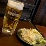 炭火鶏焼屋 たまい - 生ビール＆サービスキャベツ
