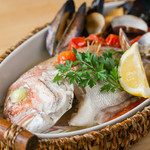 可尽享来自明石海的恩惠的一道菜品“当日的鱼贝类，蒸烤鲜鱼”