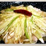 たまや - 賞味期限は三十秒！たっぷりの葱と特製ダレをかけたアツい茹でたてワンタンに、アツいネギ油をかけました。
