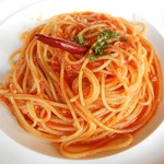 イタリア料理＆バール たんと - トマトとニンニクのパスタ