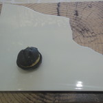 クイントカント - 割れた形のお皿にシュークリーム