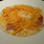 ミモレットチーズの香る半熟卵と生ハムのリゾット　カルボナーラ