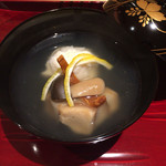 銀座 しのはら - お椀には、大きくて食べ応えのある帆立の真薯と車麩が！