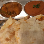 サンライト インドネパールレストラン - セットのアップ。左が野菜カレー、右がバターチキンカレー、下はキーマポテトナン。