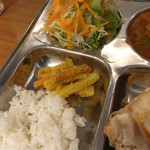 サンライト インドネパールレストラン - セットのアップ。サラダと漬物とライス。