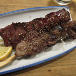 立ち呑みのさのや - 牛はらみ串、牛カルビ串 各1本 220円　(2016.12)