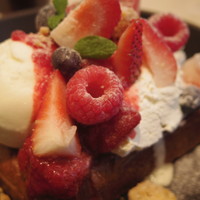 アニヴェルセル カフェ - ミックスベリーとバニラアイスクリームのパンペルデュ